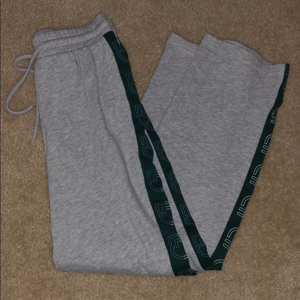 gray sweatpants